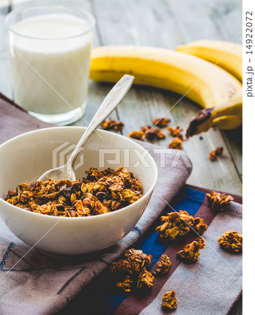 banana granola with nuts, figs and honey 14922072