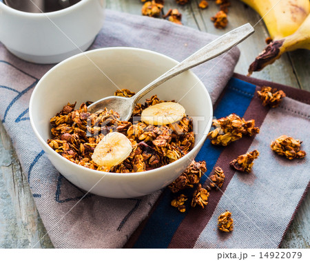 banana granola with nuts, figs  14922079