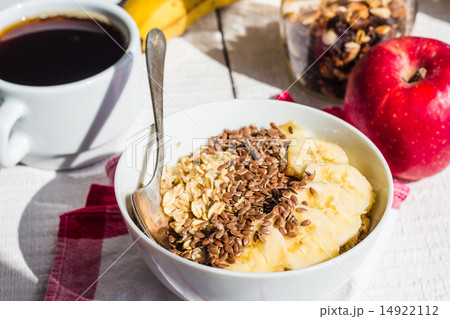 oatmeal with banana and flax seeds, apples 14922112