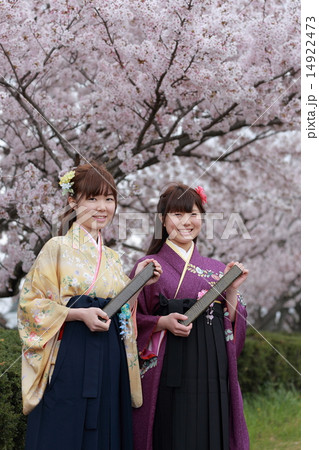 10.20代日本人女性袴姿卒業証書 14922473