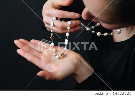 宝石を手に取って見つめる女性ーWomen stare at jewelry 宝石を手に取って見つめる女性ーWomen stare at jewelry 14922520