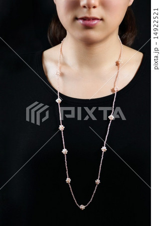 宝石を身に着ける女性ーWoman wearing jewelry 宝石を身に着ける女性ーWoman wearing jewelry 14922521