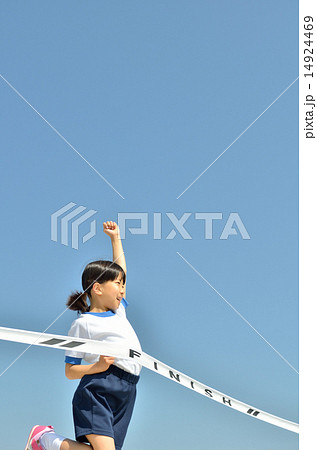 青空で走る女の子(体操服、ゴールテープ) 青空で走る女の子(体操服、ゴールテープ) 14924469