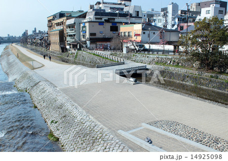京都　三条大橋から見た三条河原 14925098
