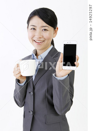 スマホ片手に休憩タイムの女性　　 14925297