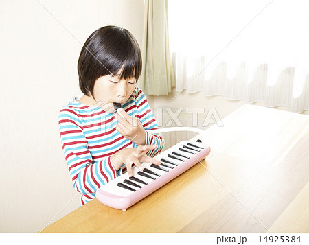 鍵盤ハーモニカと女の子 14925384