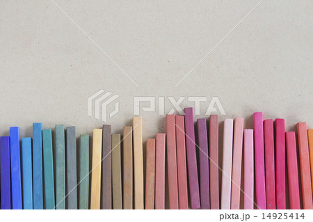 一列に並んだカラフルなパステル 一列に並んだカラフルなパステル 14925414