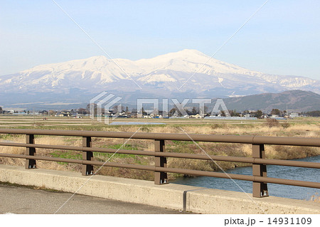 曙橋と残雪の鳥海山 14931109