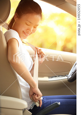 woman driver buckle up the seat belt driving car woman driver buckle up the seat belt driving car 14932055