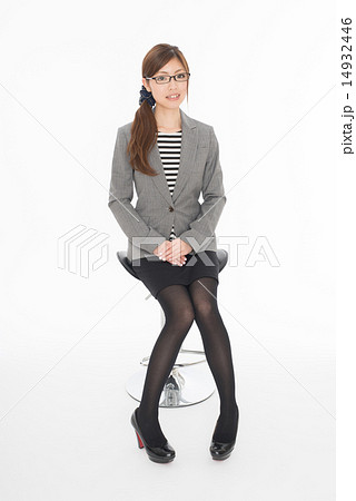 メガネをかけた若い女性 14932446