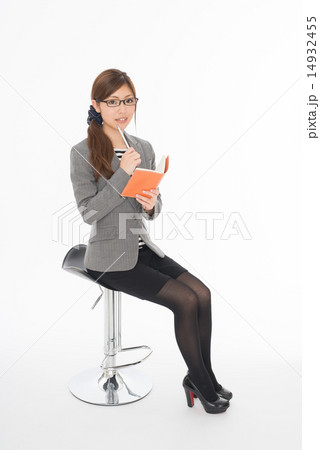 メガネをかけた若い女性 14932455