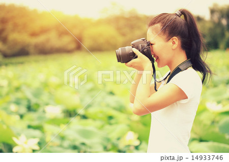 young woman photographer taking photo   14933746