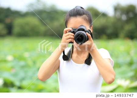 young woman photographer taking photo   14933747