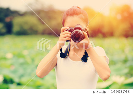 young woman photographer taking photo   14933748