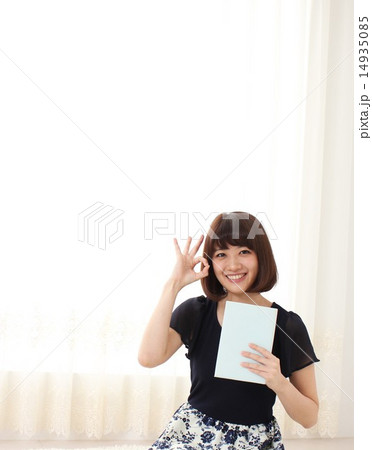 女性とタブレット 女性とタブレット 14935085