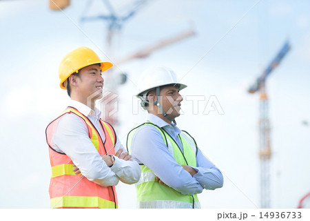 2 construction worker in front of cranes 14936733