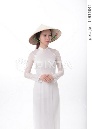 アオザイを着た若い女性 14936844