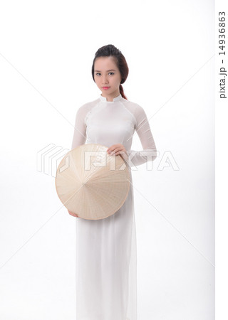 アオザイを着た若い女性 14936863