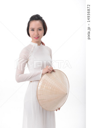 アオザイを着た若い女性 14936872