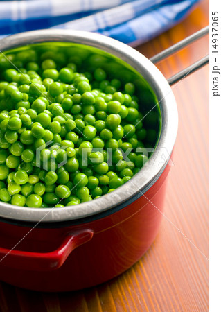 peas in colander 14937065
