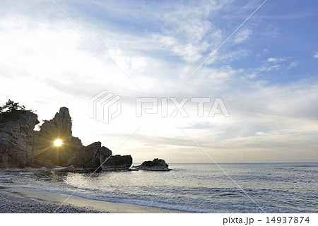 能登曽々木海岸の窓岩 14937874