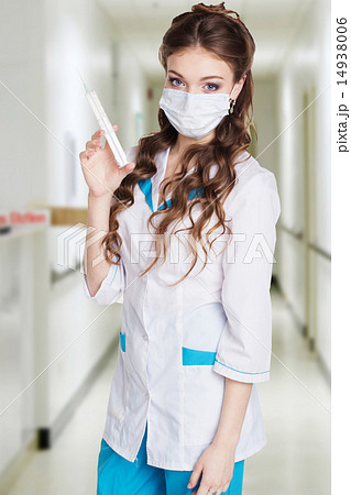 Young intern is practiced with syringe in hospital 14938006
