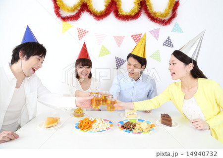 パーティーで乾杯する若い男女 14940732