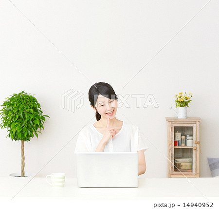 パソコンの前に座って想像する女性 パソコンの前に座って想像する女性 14940952