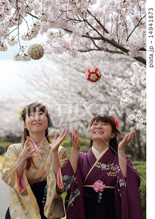 10.20代日本人女性手まり遊びの写真素材 [14941873] - PIXTA