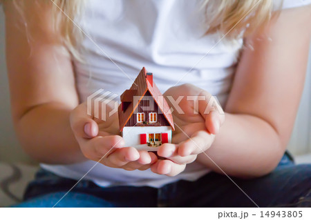 Dollhouse in human hand Dollhouse in human hand 14943805