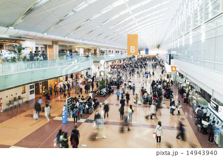 空港イメージ　出発ロビーの人々 14943940