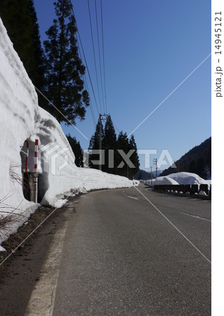 雪壁の残る春の道路 雪壁の残る春の道路 14945121