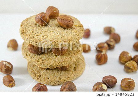 Oatmeal cookies and hazelnuts 14945923
