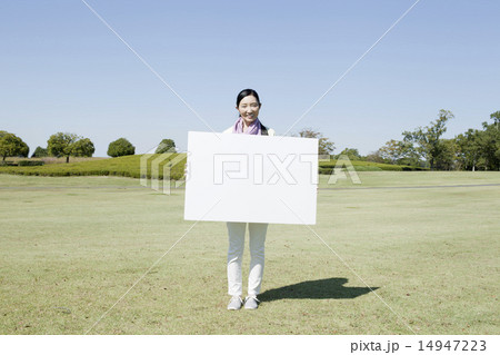 ボードを持つシニア女性 14947223