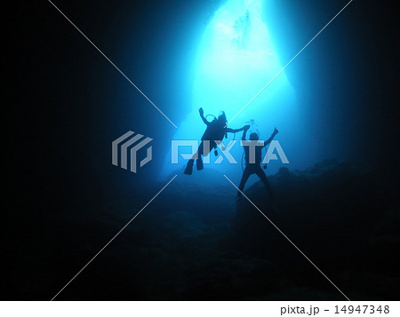 サイパンの有名なポイント・グロットの幻想的な光とダイバー 14947348