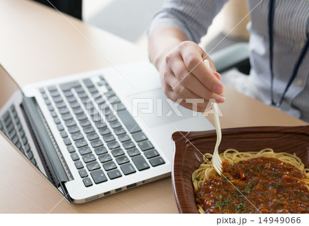 職場で食事 14949066