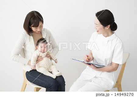 白衣の女性とお母さんと赤ちゃん 14949270