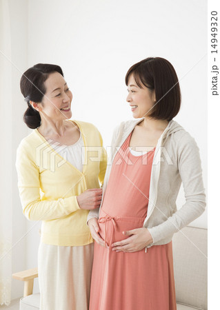 妊婦さんとシニア女性 妊婦さんとシニア女性 14949320