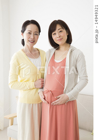妊婦さんとシニア女性 妊婦さんとシニア女性 14949321