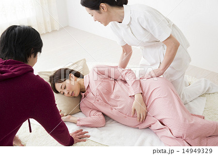 妊婦さんと看護師さんとお母さん 14949329
