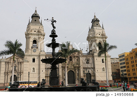 世界遺産ペルーの首都リマにあるマヨール広場のカテドラル２ 14950668