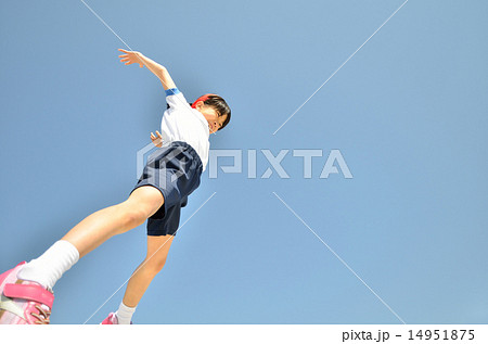 青空でジャンプする女の子(体操服) 青空でジャンプする女の子(体操服) 14951875