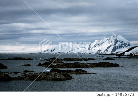 Beautiful snow-capped mountains Beautiful snow-capped mountains 14955773