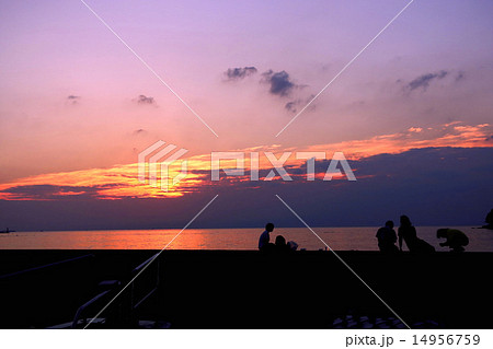 夕陽にたたずむ家族 14956759