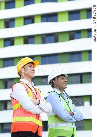 Maintenance team in front of industrial building 14957559