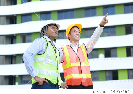 Maintenance team in front of industrial building 14957564