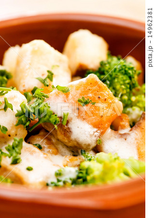 meat and vegetables in the pot 14962381