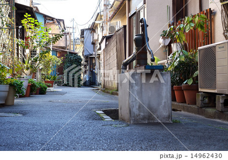 品川宿の路地の井戸 14962430