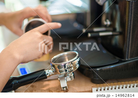 Prepares espresso in modern coffee shop Prepares espresso in modern coffee shop 14962814