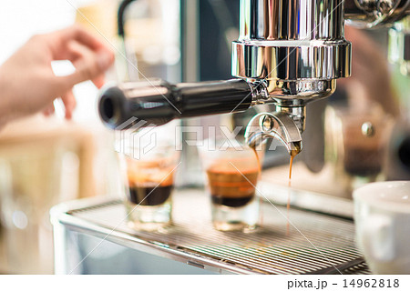 Coffee machine prepares espresso in coffeeshop Coffee machine prepares espresso in coffeeshop 14962818